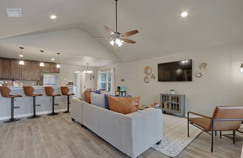 Canyon Lake Cabaña | Canyon Lake Gem, 7 miles to tubing, & wedding venues