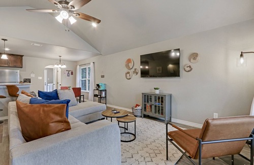 Canyon Lake Cabaña | Canyon Lake Gem, 7 miles to tubing, & wedding venues