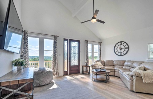 Canyon Lake Cabaña | Canyon Lake Retreat w/ Deck Near Boat Ramps