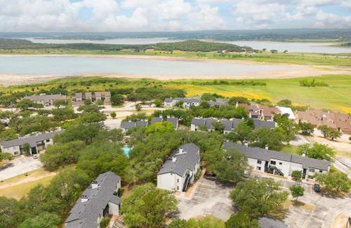 Canyon Lake Casa | Canyon Lake Spacious w Balcony Pool & Comfy Beds