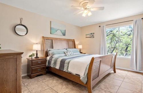 Canyon Lake Casa | Canyon Lake Spacious w Balcony Pool & Comfy Beds