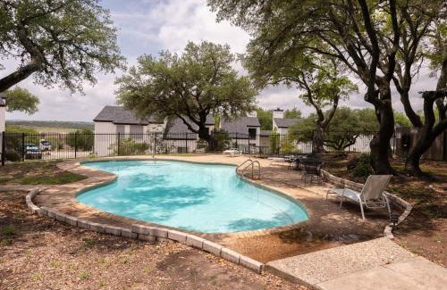 Canyon Lake Casa | Canyon Lake Spacious w Balcony Pool & Comfy Beds