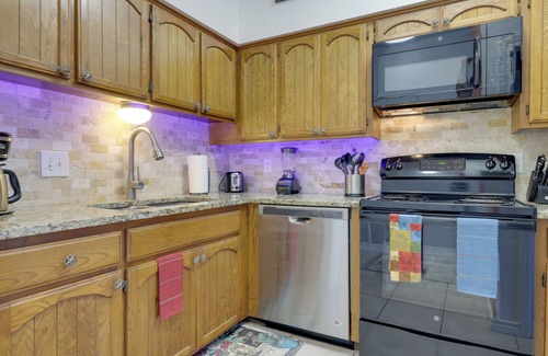 Canyon Lake Casa | Canyon Lake Townhome w/ Balcony, Deck & Yard!
