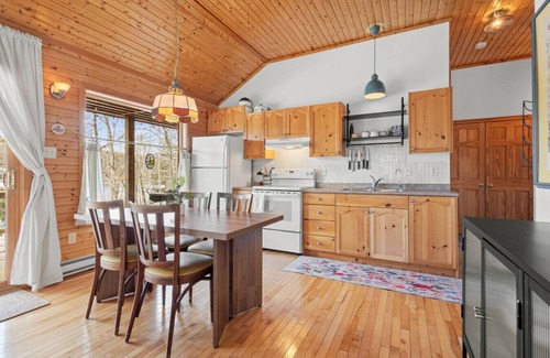 Smiths Corner Casa | Canyon Point Cozy Cottage -Hot tub-Lakefront