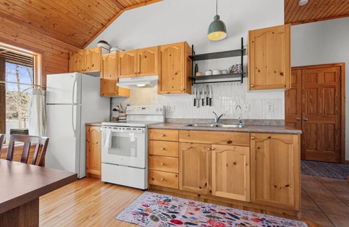 Smiths Corner Casa | Canyon Point Cozy Cottage -Hot tub-Lakefront