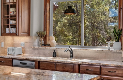 Zion National Park East Entrance Cabina | Canyon Ridge Retreat| hot tub, mins from Zion