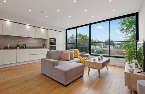 Cazenove Apartamento | Capacious Three Bed Apartment in Slindon Court by MySquare