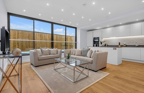 Cazenove Apartamento | Capacious Three Bed Apartment in Slindon Court by MySquare