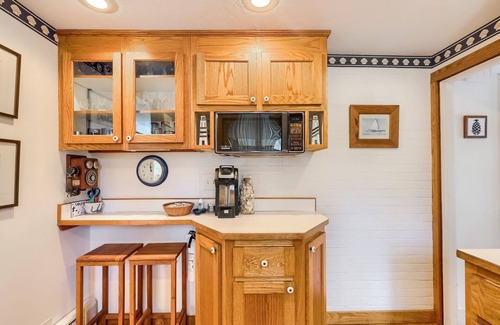 Centerville Casa | CAPE COD AT IT'S BEST 4 BDRM,2.5 BATH CENTERVILLE VILLAGE HOME. PET FRIENDLY, DOGS UNDER 20 POUNDS.
