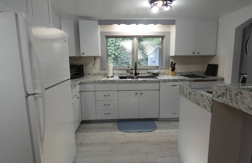 Centerville Cabaña | Cape Cod Cottage, Short Walk to Wequaquet Lake Private Beach and Cranberry Bogs