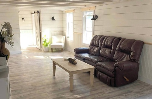 Buzzards Bay Casa | Cape Cod Farmhouse- Pet Friendly, Fully Fenced in Backyard