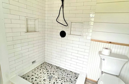 Buzzards Bay Casa | Cape Cod Farmhouse- Pet Friendly, Fully Fenced in Backyard