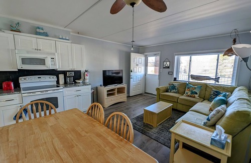 Admiral Estates Condominio | Cape Roc Condo - Sleeps 6 - Pool - Just Steps to the Beach