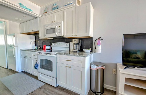 Admiral Estates Condominio | Cape Roc Condo - Sleeps 6 - Pool - Just Steps to the Beach