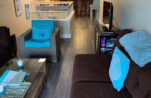 Capitola Condominio | Corazón de Capitola Village con dos espacios de estacionamiento privado y cerca de la playa!