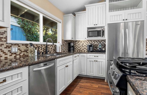 Capitola Casa | Capitola Village Home - Free Parking & Sleeps 8!