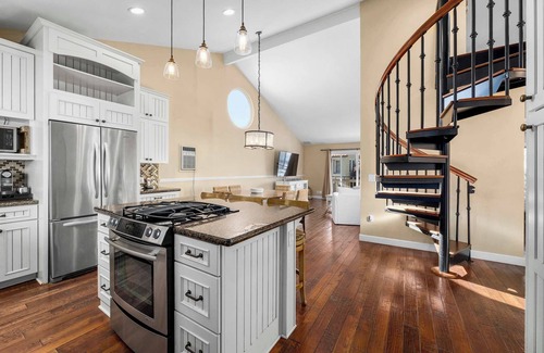Capitola Casa | Capitola Village Home - Free Parking & Sleeps 8!