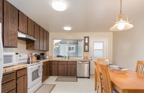 Capitola Casa | Capitola Village Seashell Sanctuary, just blocks from Capitola Beach!