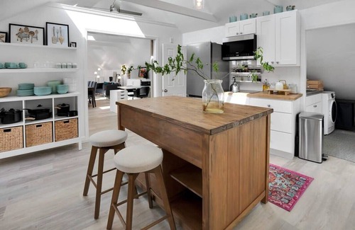Capitola Apartamento | Capitola Village Work-Live Loft - Pet Friendly