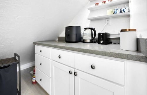 Capitola Apartamento | Capitola Village Work-Live Loft - Pet Friendly
