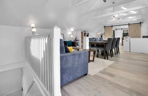 Capitola Apartamento | Capitola Village Work-Live Loft - Pet Friendly