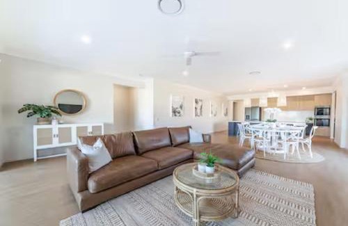 Surfers Paradise Casa | Capri Waterfront Resort-Style 5BR & Pool