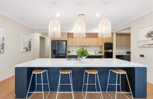 Surfers Paradise Casa | Capri Waterfront Resort-Style 5BR & Pool