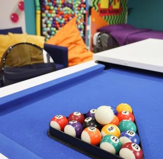 Cuesmes Apartamento | Capsule 90's - Balnéo - Sauna - Flipper - Billard - Netflix - Nintendo Switch & Jeux -