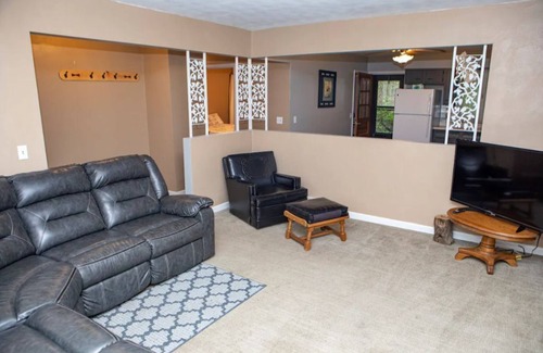 East Dubuque Casa | Captain Merry Bluffside Villa