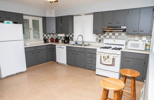 East Dubuque Casa | Captain Merry Bluffside Villa