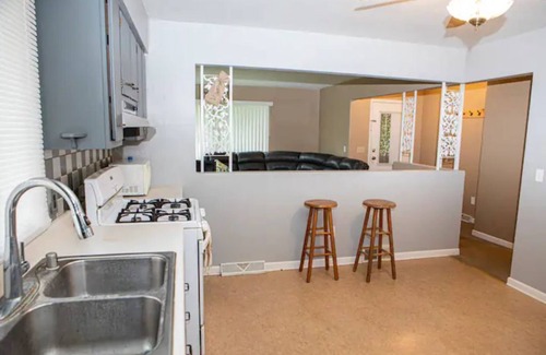 East Dubuque Casa | Captain Merry Bluffside Villa