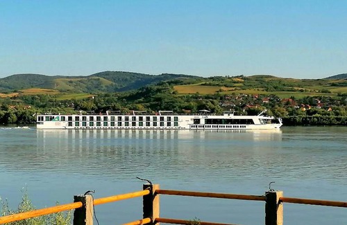 Cerevic Casa | Captain's house by the Danube river