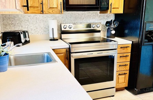 Northeast Virginia Beach Casa | Captain's Mansion 8bdrm/18guests vacation gem steps to beach