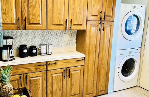 Northeast Virginia Beach Casa | Captain's Mansion 8bdrm/18guests vacation gem steps to beach