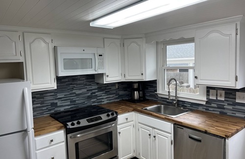 Northeast Virginia Beach Casa | Captain's Mansion 8bdrm/18guests vacation gem steps to beach