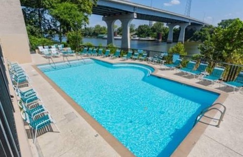 East Bank Condominio | Captain's Quarters Riverfront (Centro)