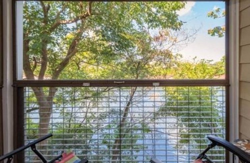 East Bank Condominio | Captain's Quarters Riverfront # 2