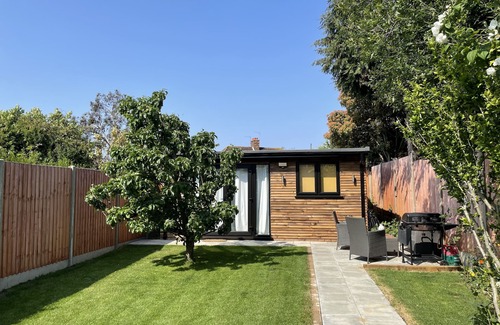 West Hendon Apartamento | Captivating 1-bed Studio in London