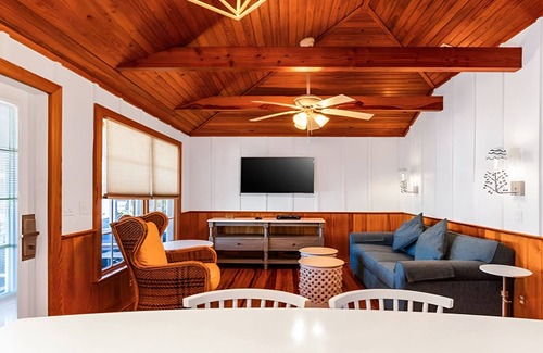 Captiva Hotel | Captivating 1BR Cottage w/Porch | Outdoor Swimming Pools | Free Parking