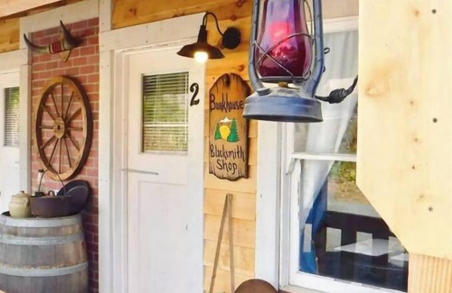 Springville Casa | Captivating Barn-Blacksmith Shop nearby GIANT SEQUOIAS