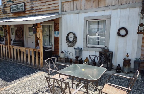 Springville Casa | Captivating Barn-Blacksmith Shop nearby GIANT SEQUOIAS