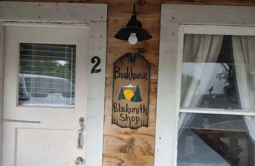 Springville Casa | Captivating Barn-Blacksmith Shop nearby GIANT SEQUOIAS