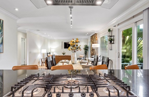 Novato Casa | Captivating Luxurious Retreat w/ Outdoor Patio