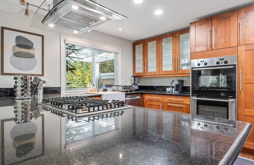 Novato Casa | Captivating Luxurious Retreat w/ Outdoor Patio