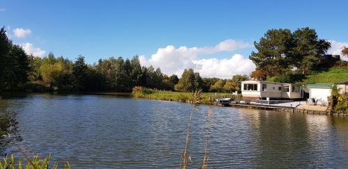 Ooltgensplaat Chalet De Esquí | Carafun aan het water Ooltgensplaat