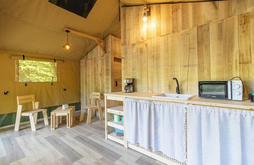 Saint-Martial-de-Nabirat Alquiler De RV | Caravana 'Lodge 8 Personnes' con piscina compartida, terraza privada y Wi-Fi