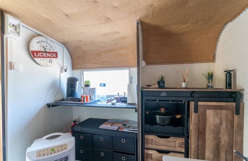 Pernes-les-Fontaines Alquiler De RV | Caravana "Cocoon Insolite" con terraza privada y Wi-Fi