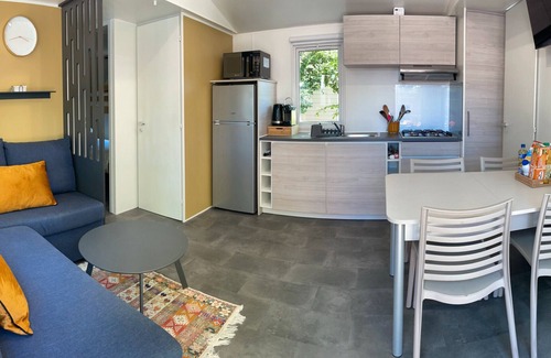 Thonon-les-Bains Alquiler De RV | Caravana 'Les Bord Du Lac Léman' con vistas al lago, terraza compartida y jardín privado