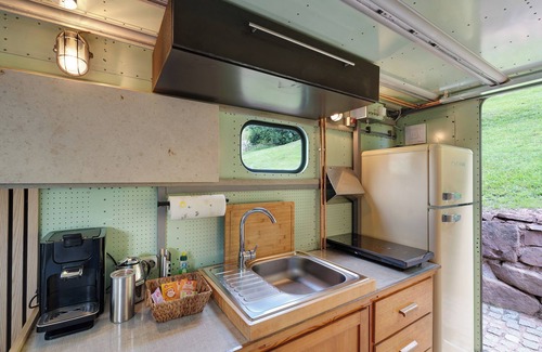 Bad Wildbad Casa | Caravana 'Poolhouse' con vistas a la montaña, piscina privada y Wi-Fi