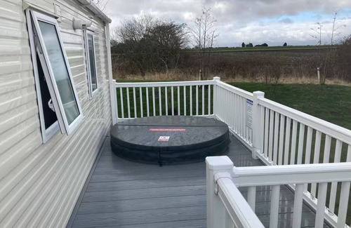Dogdyke Chalet De Esquí | Caravan-Sleep8-HotTub-FreeP-Balcony-FamilyFriendly